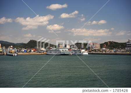 渡輪停泊在Uno Port 1785426