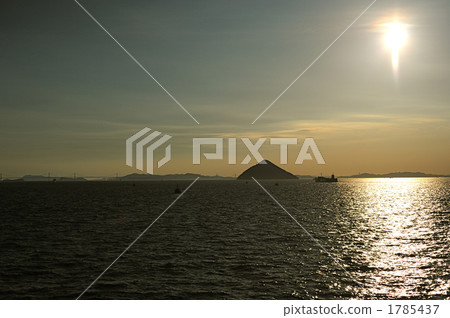 傍晚的太陽和大森島和貨船 傍晚的太陽和大森島和貨船 1785437