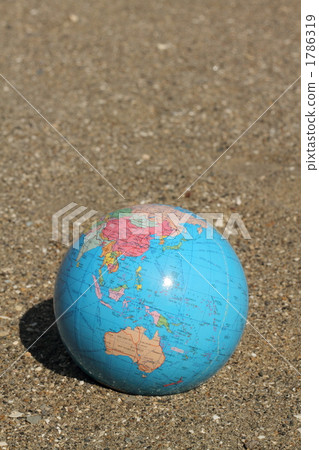 Globe sandy beach ② 1786319