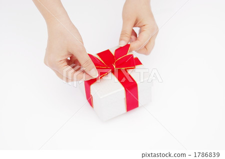 連接絲帶的婦女的手的圖片到禮物 連接絲帶的婦女的手的圖片到禮物 1786839