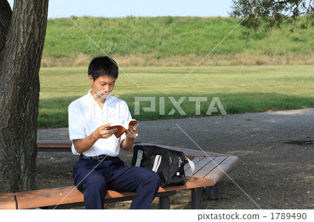 Junior high school students who read 1789490