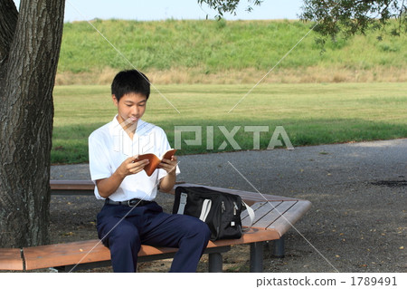 Junior high school students who read 1789491