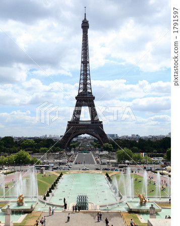 The Eiffel Tower and the fountain 1791597