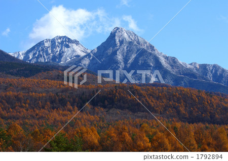 Yatsugatake first crown of snow 1792894
