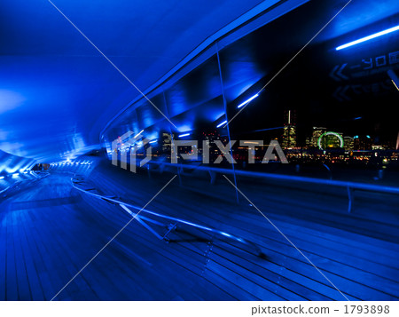 Osanbashi內部通道和Minato Mirai夜景 Osanbashi內部通道和Minato Mirai夜景 1793898