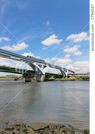 A pillar liner passing through a fan bridge over Arakawa 1794087