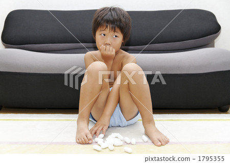 Half naked child boy 1795355