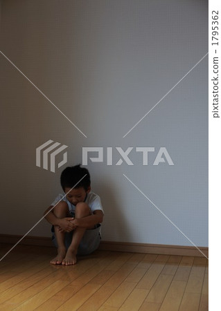 男孩坐著抱膝蓋2 1795362