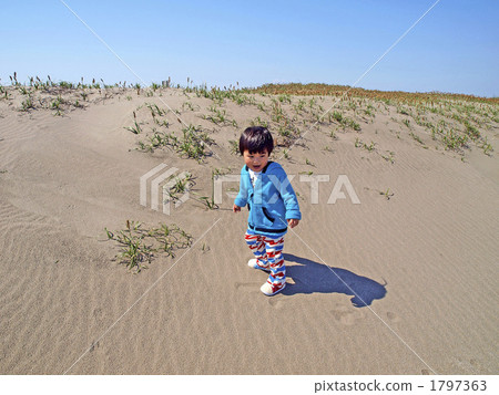 Infant in a sandy mountain 1797363
