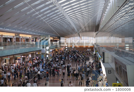 Airport lobby crowded with crowds 1800006