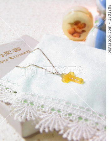 十字架和聖經[宗教和祈禱的圖像]（垂直） 1801208