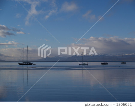 Ushuaia Bay early in the morning Ushuaia Bay early in the morning 1806031