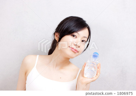 PET瓶水女人 PET瓶水女人 1806975