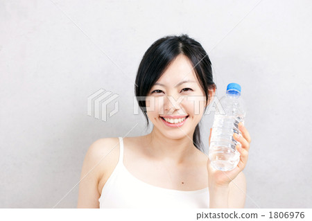 PET瓶水女人 PET瓶水女人 1806976