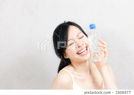 PET瓶水女人 PET瓶水女人 1806977