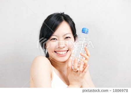 PET瓶水女人 PET瓶水女人 1806978