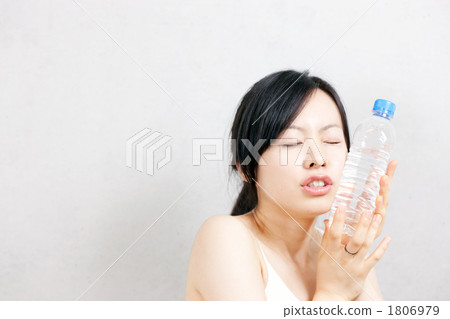 PET瓶水女人 PET瓶水女人 1806979