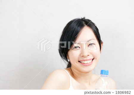 PET瓶水女人 PET瓶水女人 1806982