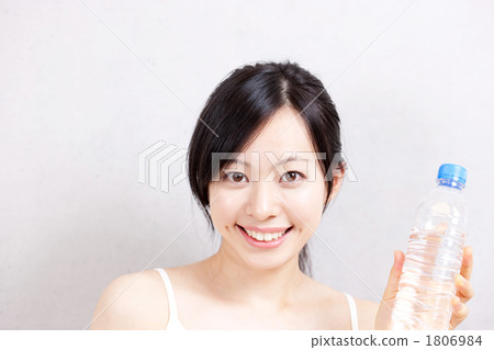 PET瓶水女人 PET瓶水女人 1806984