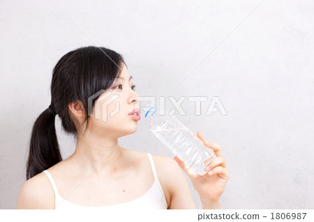 PET瓶水女人 1806987
