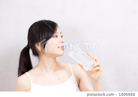 PET瓶水女人 PET瓶水女人 1806988