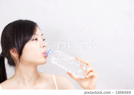 PET瓶水女人 PET瓶水女人 1806989
