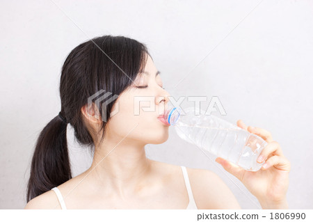 PET瓶水女人 PET瓶水女人 1806990