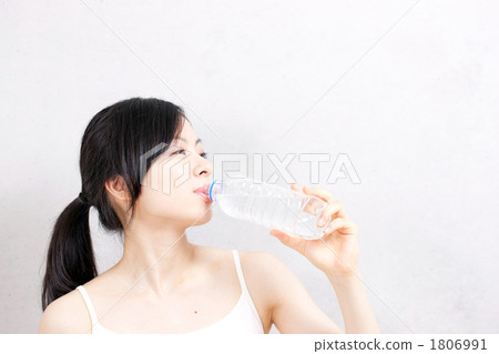 PET瓶水女人 PET瓶水女人 1806991