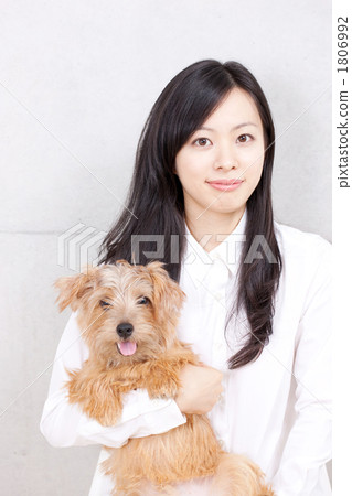 拿著小狗的婦女 拿著小狗的婦女 1806992