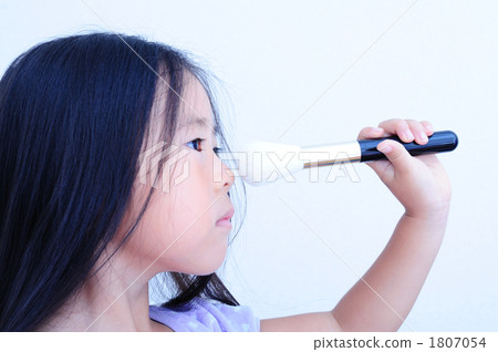 Cheek brush with children 1807054