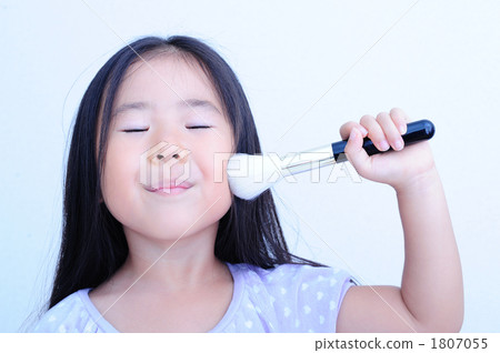 Cheek brush with children 1807055