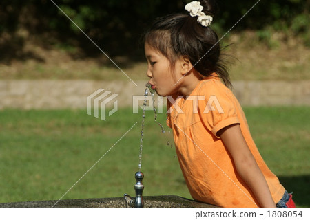 一個女孩喝水 1808054