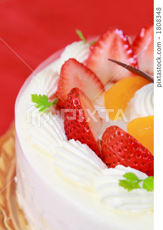 Glossy or strawberry cake 1808348