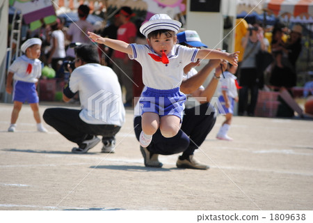 在幼兒園運動會上，玩 1809638