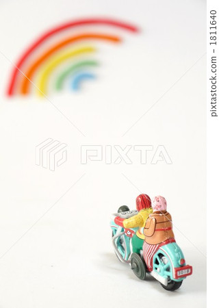two people using the same vehicle, tin plate, microcar 1811640