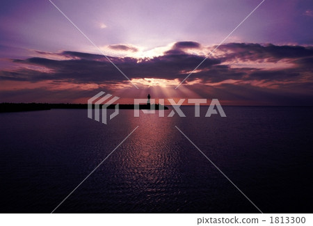 Evening light shining on the lighthouse 1813300