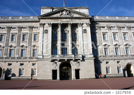 Buckingham Palace and guards standing upright at the gate Buckingham Palace and guards standing upright at the gate 1817950