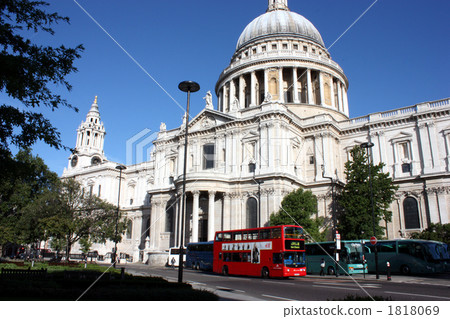在藍天閃耀的聖保羅大教堂巨大的圓頂 在藍天閃耀的聖保羅大教堂巨大的圓頂 1818069