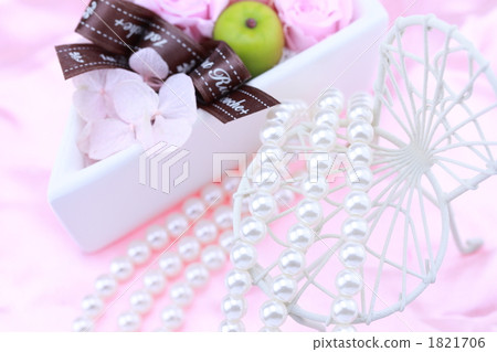 Pearl necklace and preserved flowers Pearl necklace and preserved flowers 1821706