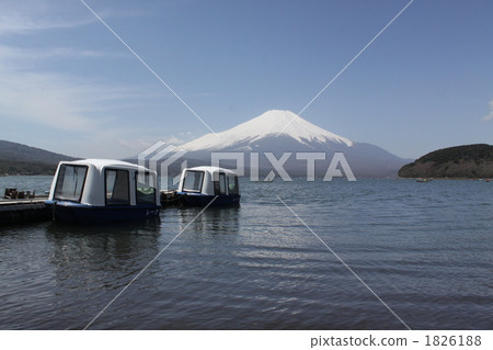 Lake Yamanaka Lake shore 1826188