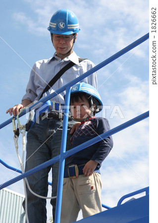 A father riding in an aerial work vehicle 1826662