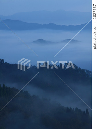 Morning of autumn mountain 1827587