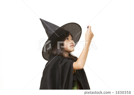 一個巫婆女孩盯著董 1830358