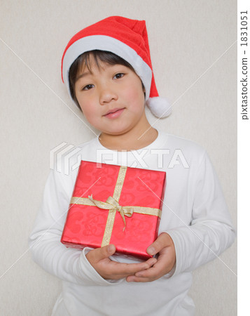 有聖誕節禮物的一個男孩 1831051
