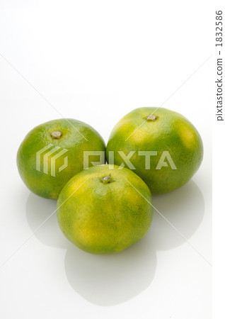 在三角安排的三個藍色桔子 1832586