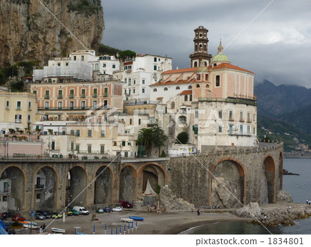 City along the sea white · pink building 1834801