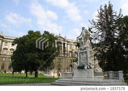 Mozart statue of the Vienna royal garden 1837178
