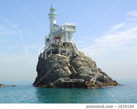 在船上看的一個被隔絕的海島上的燈塔 1839189