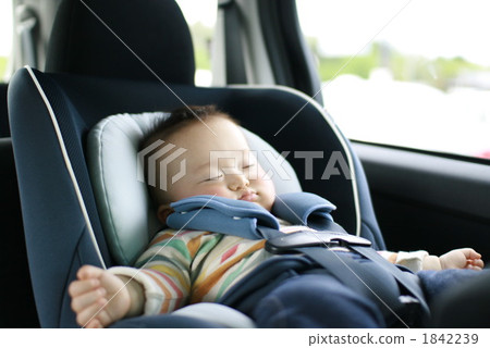 睡覺在兒童位子的嬰孩 1842239