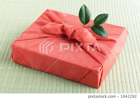 Wrapping cloth and camellia leaves 1842292